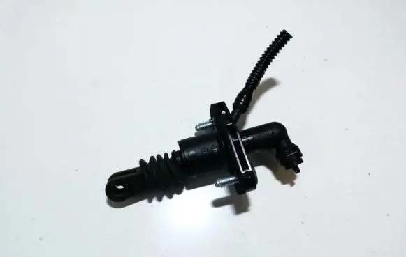 Suzuki Grand Vitara II Clutch master cylinder 2381084j00 23810-84j00
