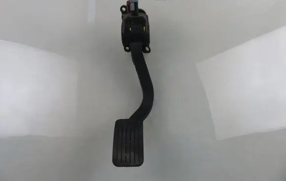 Accelerator throttle pedal