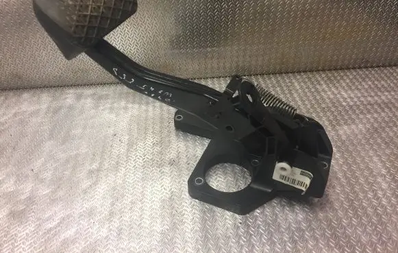 Mercedes-Benz B W245 Brake pedal 1692901401 A1692901401