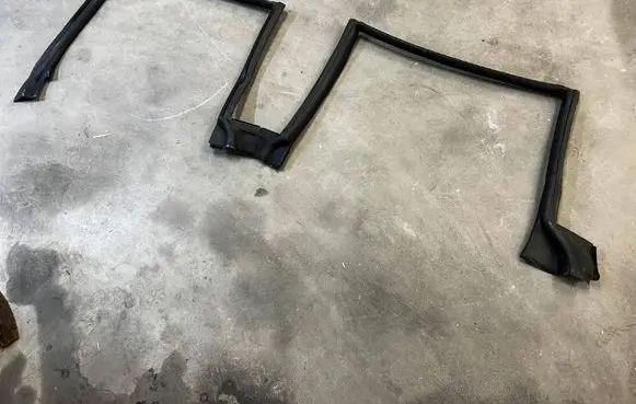 Ford Bronco Rubber seal front door window/glass M2DB-S21597-AE M2DBS21597AE M2DB-S25825-AF