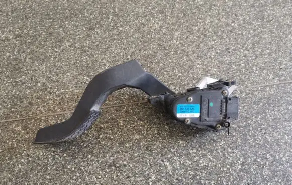Volkswagen PASSAT B5 Accelerator throttle pedal 8D1723523
