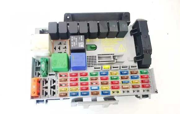 Toyota Yaris Fuse box set 24431677