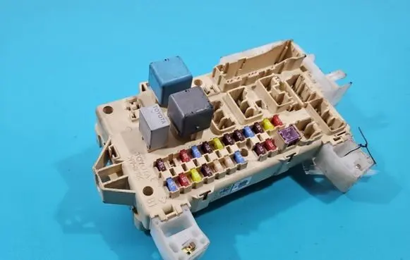 Toyota Corolla Verso E121 Fuse box set 89221-0F010 IMPRK1376432
