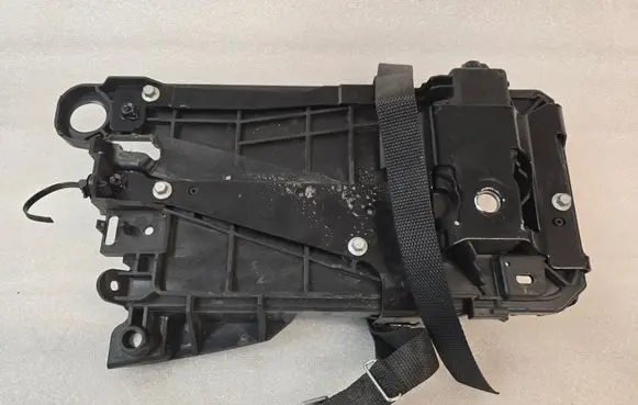 Volvo XC40 Battery tray 32348533