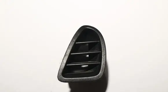 Quarter panel pressure vent