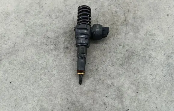 Volkswagen Golf V Fuel injector 038130073AG