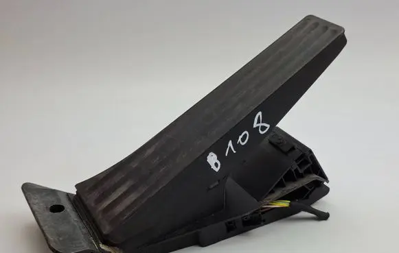 Accelerator throttle pedal