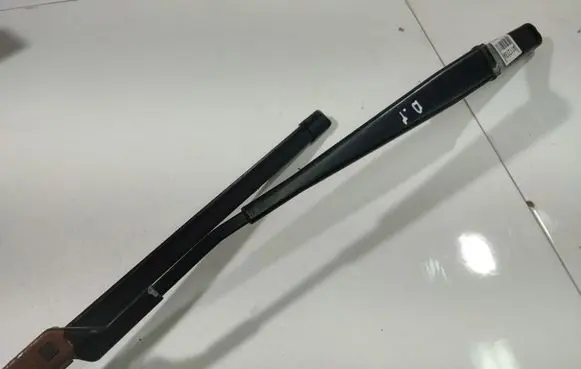 Volkswagen PASSAT B6 Front wiper blade arm 