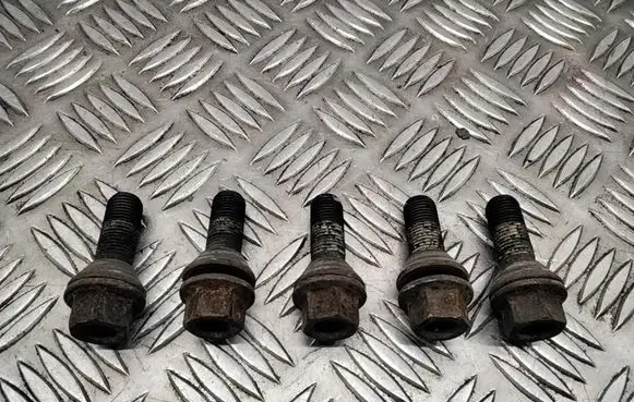 Volvo V70 Nuts/bolts 