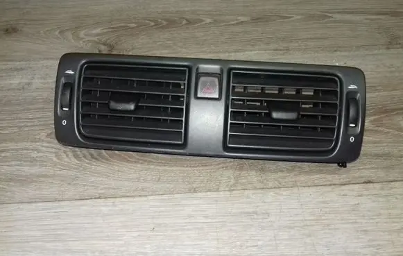 Volvo V50 Dash center air vent grill 30739296 Y01144 05W245