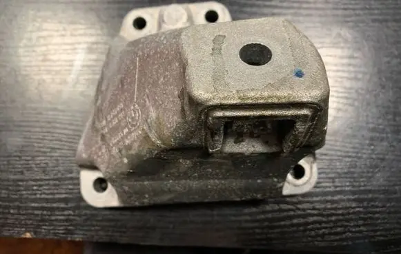 BMW 5 F10 F11 Engine mounting bracket 6795955 6781242