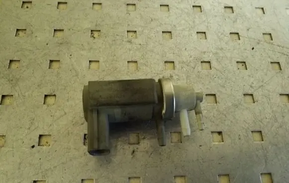 Audi A6 S6 C5 4B Turbo solenoid valve 059906627C