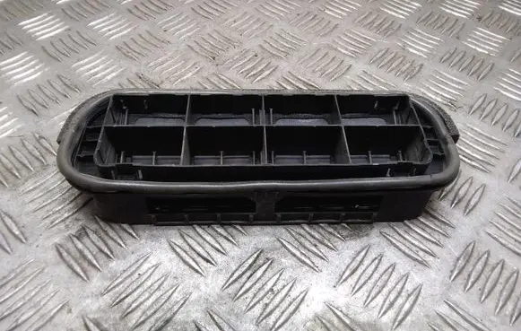 Nissan Leaf I (ZE0) Quarter panel pressure vent 768041HM0A