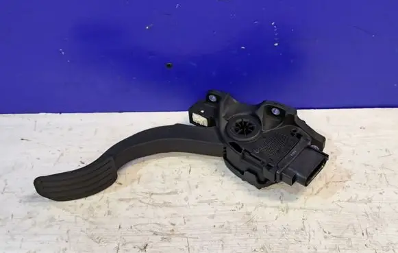 Accelerator throttle pedal