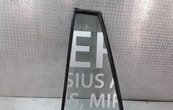 Suzuki Grand Vitara I Rear vent window glass 