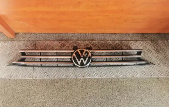 Volkswagen Touran III Front bumper upper radiator grill 5TA853653B