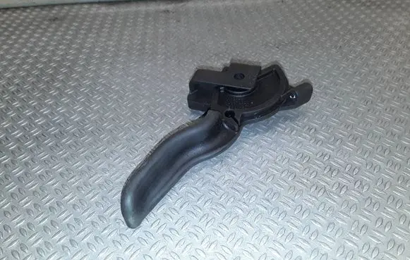 Opel Meriva B Engine bonnet (hood) release handle 13128231