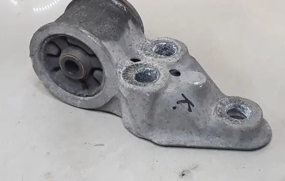 Volkswagen PASSAT B5.5 Rear axle beam mounts housing 4B0501521