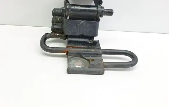 Audi A6 S6 C6 4F Front door lower hinge 8E0831412B