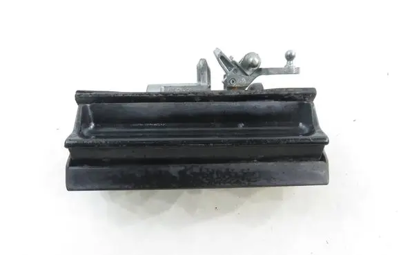 Seat Toledo II (1M) Rear door exterior handle/bracket 1M5827561E