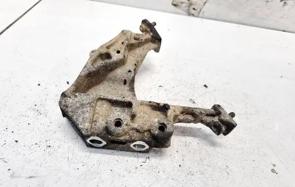 Engine mounting bracket