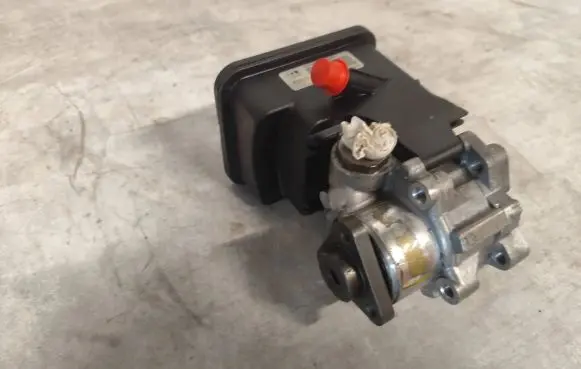 BMW 5 E60 E61 Power steering pump 6760956 7693974101