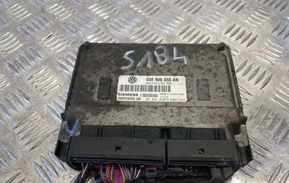 Skoda Fabia Mk2 (5J) Engine control unit/module 03E906033AN 3PG7003 5WP4423403