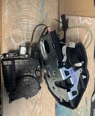 Volkswagen PASSAT B7 Rear glass lock/latch 7202007