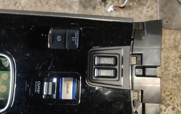 Mitsubishi Outlander Center console brak