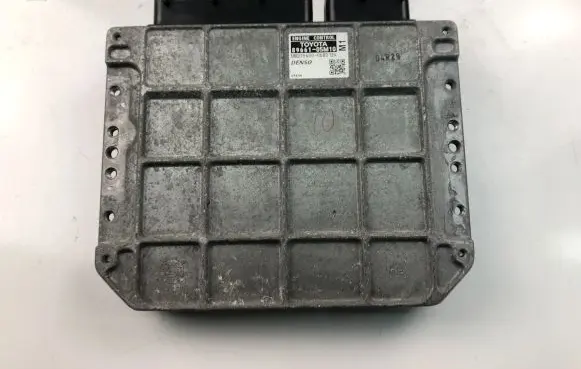 Toyota Avensis T270 Engine control unit/module ECU 8966105M10