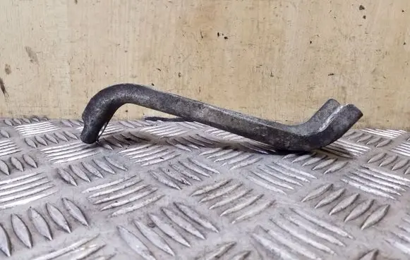 Subaru Outback Intercooler pipe mounting bracket 