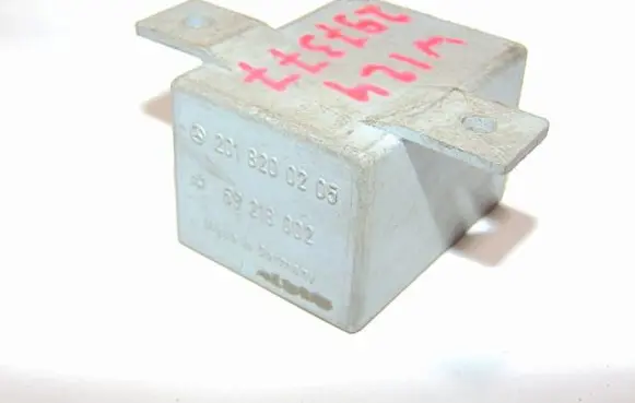 Mercedes-Benz E W124 Tow bar relay A2018200205 2018200205