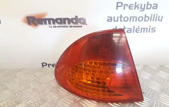 Toyota Avensis T220 Rear/tail lights