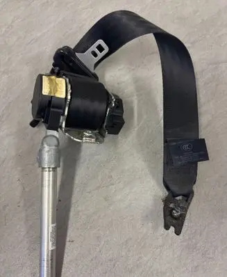 Volvo V70 Rear seatbelt 040136 091104000069
