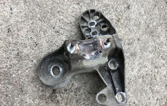 Audi A4 S4 B7 8E 8H Engine mounting bracket 8E0199351M