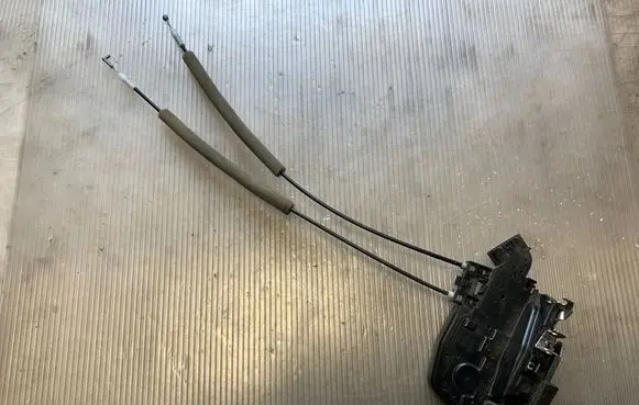 Nissan X-Trail T31 Rear door lock I120009