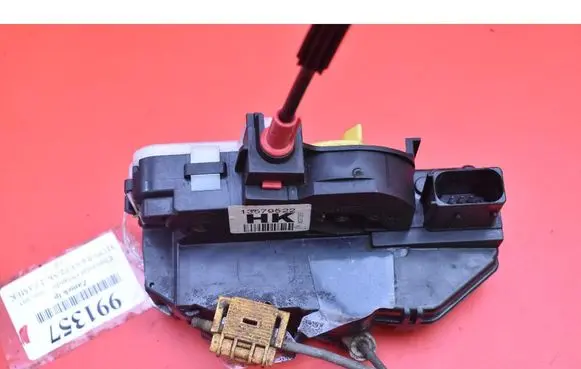Chevrolet Orlando Front door lock 13579522
