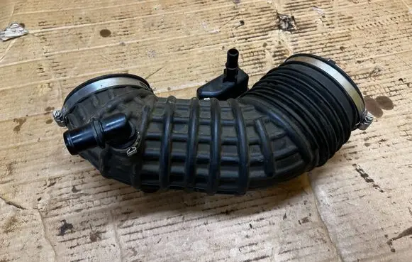 Cadillac Escalade Air intake hose/pipe 23369752