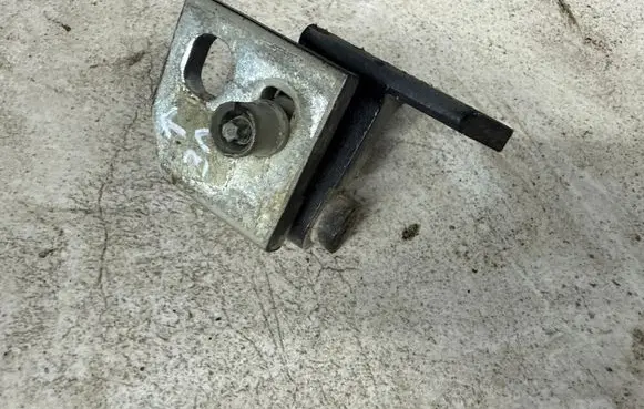 Volkswagen Golf V Rear door upper hinge