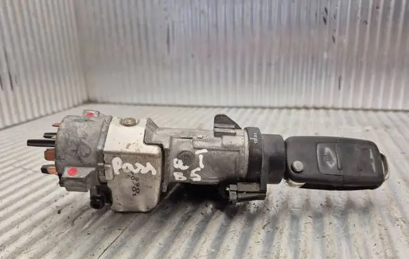Volkswagen PASSAT B5.5 Ignition lock 4B0905851G