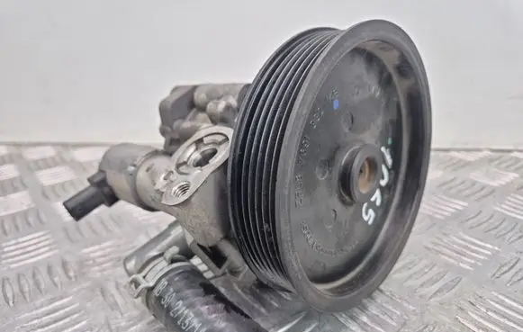 Mercedes-Benz C W204 Power steering pump A0064667501