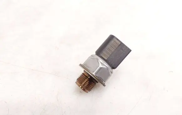Volkswagen PASSAT B8 Fuel pressure sensor 04L906054
