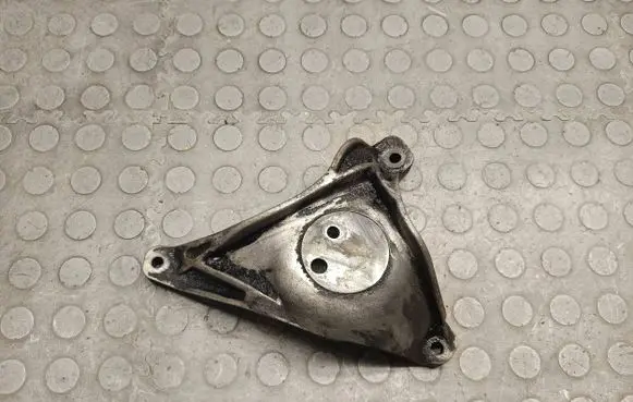 BMW 5 E39 Engine mounting bracket 1096080