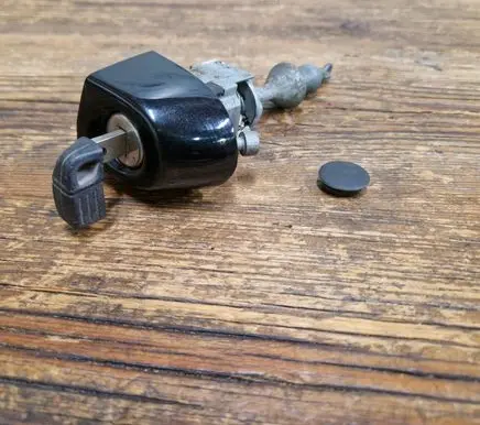 BMW 3 E90 E91 Front door lock (next to the handle) 7162427