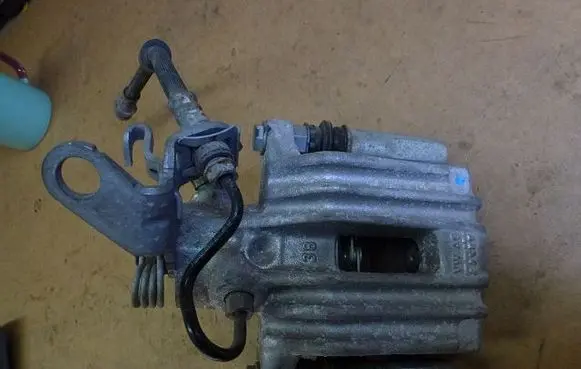 Volkswagen Jetta VII Front brake caliper 5C6H-451-T