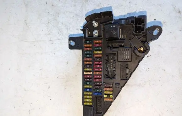 BMW 5 E60 E61 Fuse module 6906619