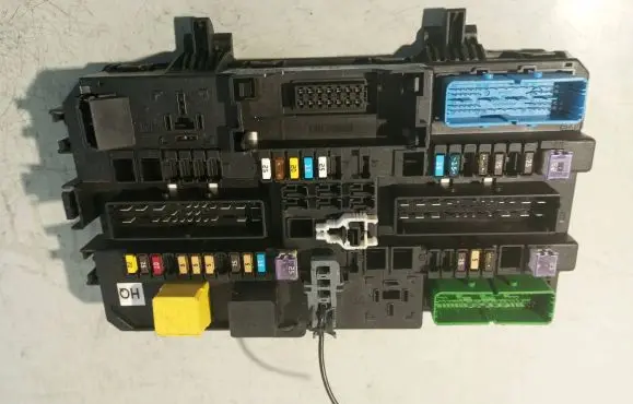 Opel Zafira B Fuse module 13220831