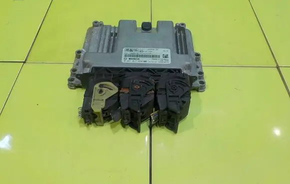 Ford Fiesta Engine control unit/module AV2112A650RE