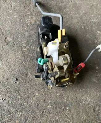 Jeep Cherokee Rear door lock GL16
