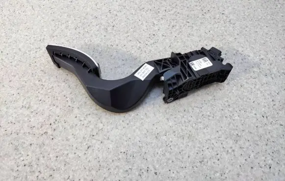 Volvo XC40 Accelerator throttle pedal 32143989